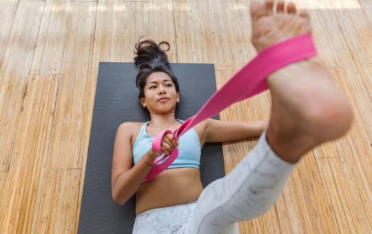 La sangle de yoga : comment l’utiliser et pour quelle posture ?