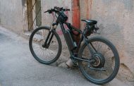 Où est placé le moteur sur un vélo électrique ?