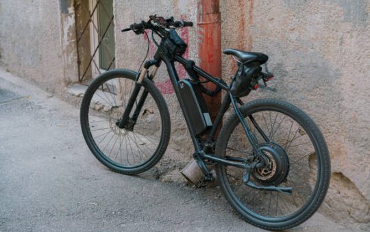 Où est placé le moteur sur un vélo électrique ?