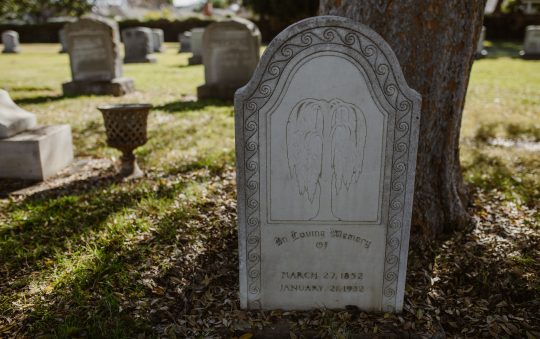 Qui peut mettre une plaque personnalisée sur une tombe ?