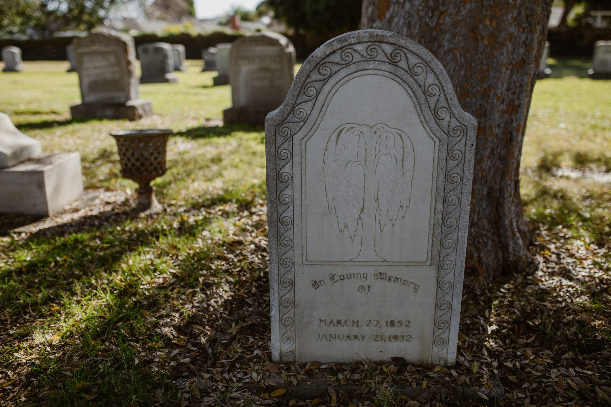 Qui peut mettre une plaque personnalisée sur une tombe ?